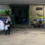 Para pelayat mulai padati rumah duka Julian, masinis KA 350 Commuter Bandung Raya, di Cilame Ngamprah, Bandung Barat. Jumat (5/1). Foto Jabarekspres