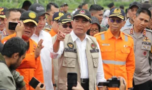 Menko PMK Muhadjir Effendy didampingi Pj Gubernur Jawa Barat Bey Machmudin beserta Basarnas meninjau lokasi kecelakaan Kereta Commuter Line Bandung Raya dan Kereta Api Turangga Surabaya-Bandung di kawasan lintasan petak Cicalengka-Haurpugur, Kabupaten Bandung. (Pandu Muslim/Jabar Ekspres)