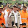 Menko PMK Muhadjir Effendy didampingi Pj Gubernur Jawa Barat Bey Machmudin beserta Basarnas meninjau lokasi kecelakaan Kereta Commuter Line Bandung Raya dan Kereta Api Turangga Surabaya-Bandung di kawasan lintasan petak Cicalengka-Haurpugur, Kabupaten Bandung. (Pandu Muslim/Jabar Ekspres)