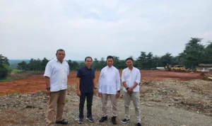 Pj Bupati Bogor, Asmawa Tosepu saat meninjau kantong parkir truk tambang di Parung Panjang, Kabupaten Bogor.