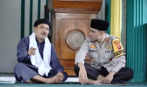 JUMAT CURHAT: Kapolres Banjar, AKBP Danny Yulianto (kanan) mendengar curhatan salah satu warga di Masjid Baitul Bakti, Kota Banjar, Jumat 5 Januari 2024.