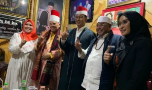 Kunjungi Pesantren Sirnarasa, Anies Dapat Dukungan dari Abah Aos