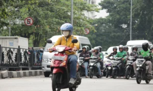 Pembangunan JPO Gasibu Harus Ramah Disabilitas JPO RAMAH DISABILITAS: Seorang pengendara melewati Jalan Surapati di seberang Lapangan Gasibu, Kota Bandung.