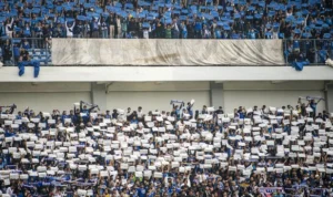 Persib Bandung Terancam Jadi Tim Musafir di Sisa Musim Ini MUSAFIR: Stadion GBLA, markas Persib Bandung, masuk rencana renovasi dari Kementerian PUPR sehingga Maung Bandung harus menjadi tim musafir di sisa musim 2023/2024.