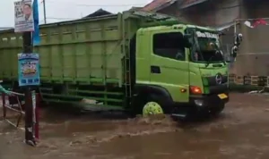 Truk tengah menerjang banjir yang melanda Kelurahan Cigugur Tengah, Kota Cimahi.