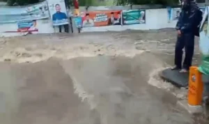 MELUAP: Kondisi pintu air di Kelurahan Cigugur Tengah, Kota Cimahi (7/1).