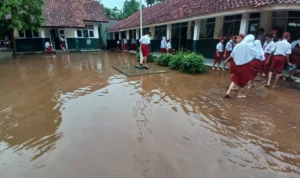 Hari Pertama Sekolah, Murid SDN Sukamanah 02 Jonggol Belajar di Rumah