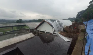 Longsor di Stasiun Maseng Bogor, Perjalanan KAI Pangranggo Tak Terganggu Suasana stasiun kereta api Cigombong pasca longsor. Foto : Sandika Fadilah/Jabarekspres.com