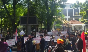 Puluhan pedagang kaki lima (PKL) Dalem Kaum menggeruduk DPRD Kota Bandung, pada Senin (8/1). Tampak satu per satu pedagang menyuarakan aspirasi, berkaitan dengan sikap mereka menolak relokasi. (Nizar/Jabar Ekspres)