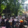 Puluhan pedagang kaki lima (PKL) Dalem Kaum menggeruduk DPRD Kota Bandung, pada Senin (8/1). Tampak satu per satu pedagang menyuarakan aspirasi, berkaitan dengan sikap mereka menolak relokasi. (Nizar/Jabar Ekspres)