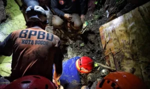 Satu Korban Longsor di Subang Dinyatakan Hilang, BPBD Jabar Upayakan Penanganan Ini Ist. Petugas BPBD saat lakukan penanganan lokasi yang terjadinya bencana alam. Dok. Jabar Ekspres.