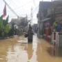 Ribuan Rumah di Kampung Bojong Asih Dayeuhkolot Kembali Terendam Banjir, Warga Minta Penambahan Folder Air Seorang warga saat melintasi banjir yang mengepung Kampung Bojong Asih, Dayeuhkolot, Kabupaten Bandung, Senin (8/1/2024). Foto Agi Jabar Ekspres