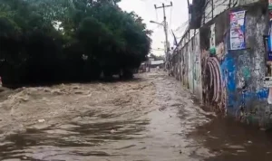 Pintu Air di Cimahi Jebol, Pemerintah Diminta Tindak Cepat Perluas Saluran Sungai Cigugur! Doc. Arus Banjir Deras Cigugur Tengah Menyebabkan Pintu Air Jebol (istimewa)