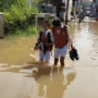Anak-anak Kampung Bojong Asih Dayeuhkolot Semangat Terabas Banjir Demi Hari Pertama Sekolah Anak-anak SD saat menerjang banjir yang terjadi di Kampung Bojongasih, Dayeuhkolot, Kabupaten Bandung, Senin (8/1).