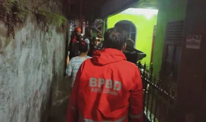 Ilustrasi: Petugas BPBD Kota Cimahi sedang mengevakuasi warga Melong yang terkena banjir.