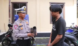 Resahkan Warga, Polisi Tertibkan Pengendara Knalpot Brong Polisi sedang menindaklanjuti pengguna knalpot brong di Mapolres Kota Banjar, Senin 8 Januari 2024.