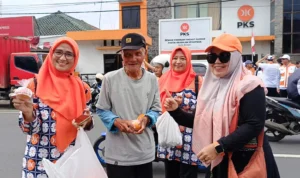 UNIK! PKS Kota Banjar Pakai Jeruk untuk Kampanye Menangkan AMIN PKS Kota Banjar saat membagikan buah jeruk dalam kampanye menangkan AMIN (8/1).