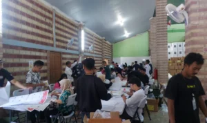 100 warga membantu KPU Kota Sukabumi untuk sorlip, Senin 8 Januari 2024.