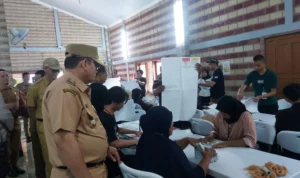 Pj Wali Kota Sukabumi, Kusmana Hartadji saat melakukan monitoring ke Gudang Logistik KPU Kota Sukabumi, Senin 8 Januari 2024.
