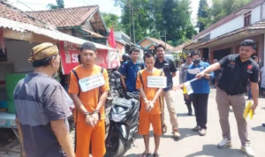 36 Reka Adegan Peregangan Nyawa Driver Taksi Online di Sukabumi JF (30) dan DP (23), kedua pelaku dalam tewasnya pria berinisial S (54) yang merupakan driver taksi online, pada Selasa (9/1/2024) dihadirkan dalam reka adegan atau rekonstruksi dibalik tewasnya S.