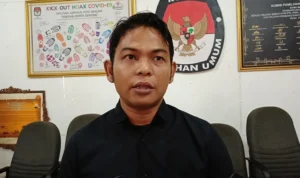 Ketua KPU Kota Banjar, Muhammad Mukhlis saat diwawancara di kantor KPU Banjar Jawa Barat, Selasa 9 Januari 2024.
