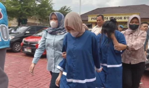 Dua orang tersangka KA dan FA saat digelandang petugas di Mapolresta Bogor Kota, Selasa (9/1).