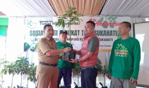 Camat Cibinong Acep Sajidin saat memberikan bibit pohon alpukat kepada warga dalam HUT ke-6 Kelompok Tani Tunas Hijau.