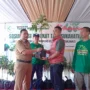 Camat Cibinong Acep Sajidin saat memberikan bibit pohon alpukat kepada warga dalam HUT ke-6 Kelompok Tani Tunas Hijau.