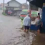 Beberapa warga saat menyelamatkan barang berharganya akibat banjir bandang yang terjadi di Kampung Pacet, Desa Sukapura, Kecamatan Kertasari, Kabupaten Bandung, Selasa (9/1).