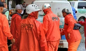 Anggota BPBD Kabupaten Sumedang saat evakuasi korban tenggelam untuk dibawa ke RSUD Sumedang.