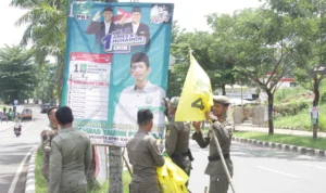 500 APK Diamankan di Kabupaten Bogor Bawaslu Kabupaten Bogor dan Satpol PP Kabupaten Bogor mengamankan APK yang melanggar di Stadion Pakansari, Cibinong, Kabupaten Bogor, Selasa (9/1).