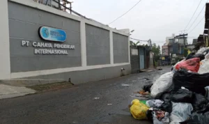 Doc. Sampah Menumpuk di Depan Lembaga Internasional School Hingga Muncul Belatung (mong)