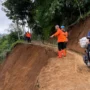 Puluhan Bencana Melanda pada Awal 2024, BPBD KBB Tetapkan Status Siaga Bencana Tebing setinggi 25 meter di Kampung Pangsalatan, Desa Ganjarsari, Kecamatan Cikalongwetan, Kabupaten Bandung Barat, longsor, dan menutup akses jalan utama warga. Kamis (11/1). Foto Jabarekspres