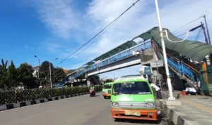 Suasana di Jalan Kapten Muslihat yang dilintasi JPO Paledang di kawasan Stasiun Bogor, Kamis (11/1).
