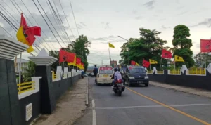 Pengendara melintasi Jembatan Piade Kota Banjar yang kini berhiaskan bendera Parpol, Kamis (11/1).