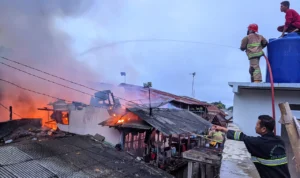 Pemadam kebakaran sedang memadamkan api di Gang Isnin, Kelurahan Selabaru, Kecamatan Cikole, Kota Sukabumi (12/1).