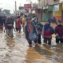 Masyarakat sedang menempuh banjir di Dayeuhkolot, Kabupaten Bandung.