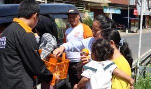 Seger 8ener! Cara Unik Kampanye PKS Kota Sukabumi BRANDING: PKS Kota Sukabumi bagikan buah jeruk sebagai bentuk kampanye "Seger 8ener".