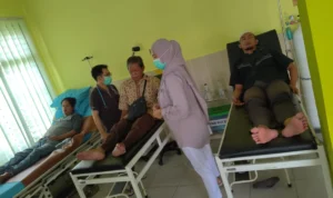 Korban keracunan massal saat di Puskesmas Ciomas, Kabupaten Bogor.