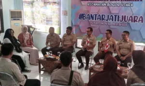 Sambangi Kantor Kelurahan Bantarjati, Bima Arya Pamitan ke Staff Sambangi Kantor Kelurahan Bantarjati, Bima Arya Pamitan ke Staff