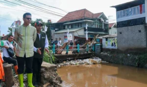 Diterjang Banjir hingga Longsor, Pemkab Bandung Tetapkan Status Tanggap Darurat Bencana Bupati Bandung Dadang Supriatna saat meninjau lokasi jebolnya tanggul sungai Cigede di Kampung Lamajang Peuntas, Desa Citeureup, Kecamatan Dayeuhkolot, Kabupaten Bandung. Foto Dok Humas Pemkab Bandung