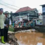 Bupati Bandung Dadang Supriatna saat meninjau lokasi jebolnya tanggul sungai Cigede di Kampung Lamajang Peuntas, Desa Citeureup, Kecamatan Dayeuhkolot, Kabupaten Bandung. Foto Dok Humas Pemkab Bandung