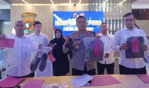 Modus Jadi Agen Properti, 7 Pelaku Spesialis Pembobol Rumah Kosong Berhasil Diringkus Dok. Kabid Humas Polda Jabar, Kombes Pol Ibrahim Tompo (tengah) saat tunjukan barang bukti dari 7 pelaku spesial pembobol rumah kosong. Senin (15/1). Foto. Sandi Nugraha.