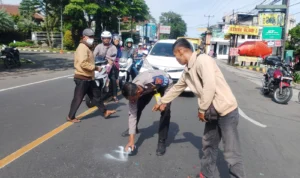 Laka Lantas di Puncak Bogor, Angkot Hantam Sejumlah Gerai Dagangan Polres Bogor saat melakukan olah TKP di Puncak, Senin 15 Januari 2024.