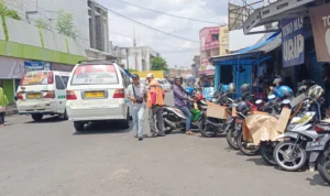 Salah satu juru parkir tengah beraktivitas di sekitar kawasan Pasar Banjar, Senin 15 Januari 2024.