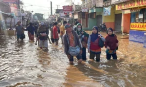 Ist. Banjir yang terjadi di Kec. Dayeuhkolot, Kab. Bandung akibat jebolnya tanggul Sungai Cigede. Dok. Jabar Ekspres.