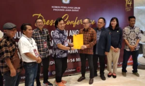 Komeng Laporkan Dana Kampanye Rp25,4 Juta, Aceng Fikri Hanya Rp100 Ribu Komeng saat mendaftar sebagai calon DPD RI di KPU Jabar beberapa waktu lalu.