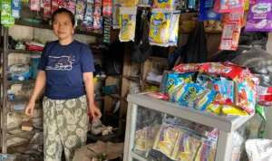 Detik-detik Mencekam, Cerita Yani Korban Jebolnya Tanggul Cigede yang Kehilangan Harta Benda Yani Maryani (49) salah satu warga saat sedang membersihkan dagangannya akibat banjir bandang yang melanda Kampung Lamajang Peuntas, Dayeuhkolot, Kabupaten Bandung akibat jebolnya tanggul Sungai Cigede. Foto Agi Jabar Ekspres