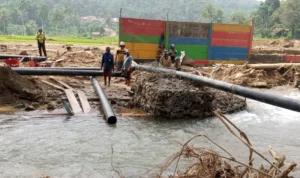 Pemkab Subang, PDAM Tirta Rangga, dan Aqua Subang berkolaborasi distribusikan air bersih kepada warga yang terdampak banjir.