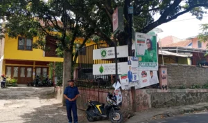 SD di Cihanjuang KBB Terpasang APK, Pihak Sekolah: Kita Tidak Tahu! APK yang terpampang di SD Interaktif Abdussalam, KBB.